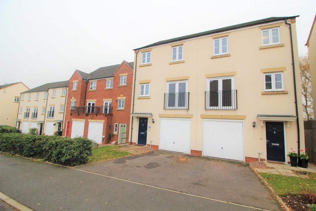 Dixon Close, Enfield, Redditch 3 bed semidetached house £975 pcm (£