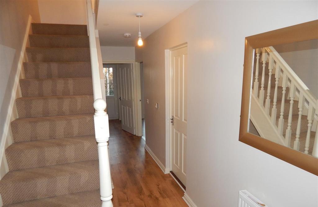 Dixon Close, Enfield, Redditch 3 bed semidetached house £975 pcm (£