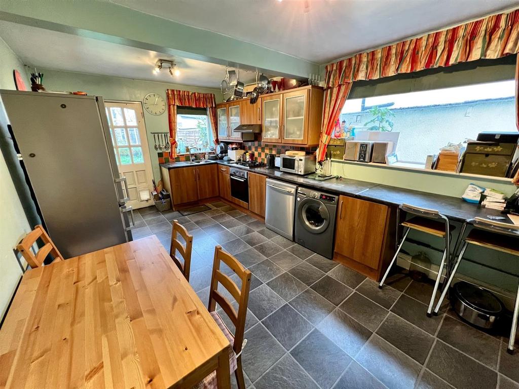Stream Park, Kingswinford, DY6 8HU 3 bed semidetached house £240,000