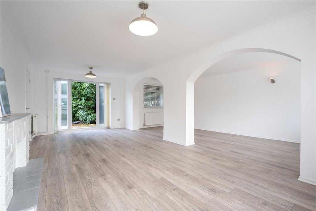 Little Green Lane, Chertsey, Surrey... 3 bed detached house £2,600