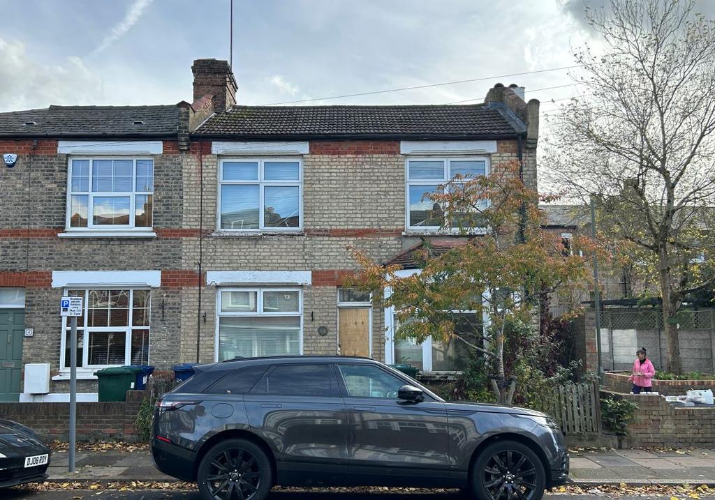 43 Leopold Road, Finchley, London, N2... 2 bed end of terrace house £
