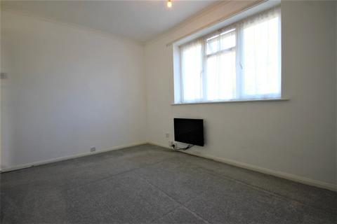 4 bedroom terraced house to rent, Fairlawn Close, Feltham, TW13