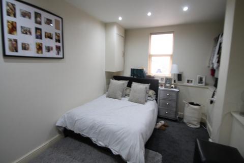 2 bedroom house to rent, Hanover Square, Leeds