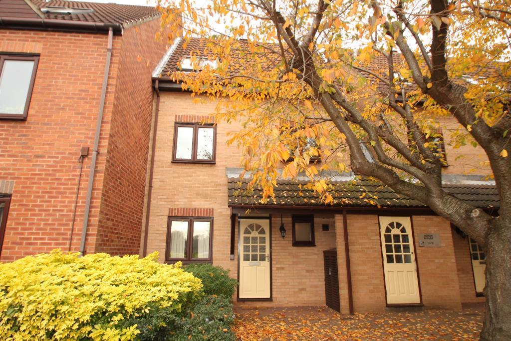 12 Heron Wharf, Castle Marina... 1 bed ground floor flat £700 pcm (£