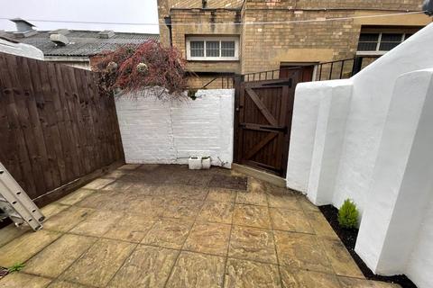 1 bedroom terraced house to rent, New Road, Spalding