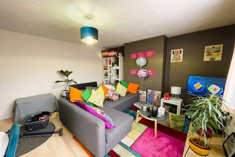 3 bedroom flat for sale - Heathcote Court - F/F/F, Clayhall, IG5