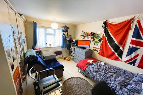 3 bedroom flat for sale - Heathcote Court - F/F/F, Clayhall, IG5