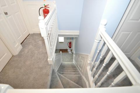 6 bedroom semi-detached house to rent, Available  SEPT 25 - Windsor Avenue