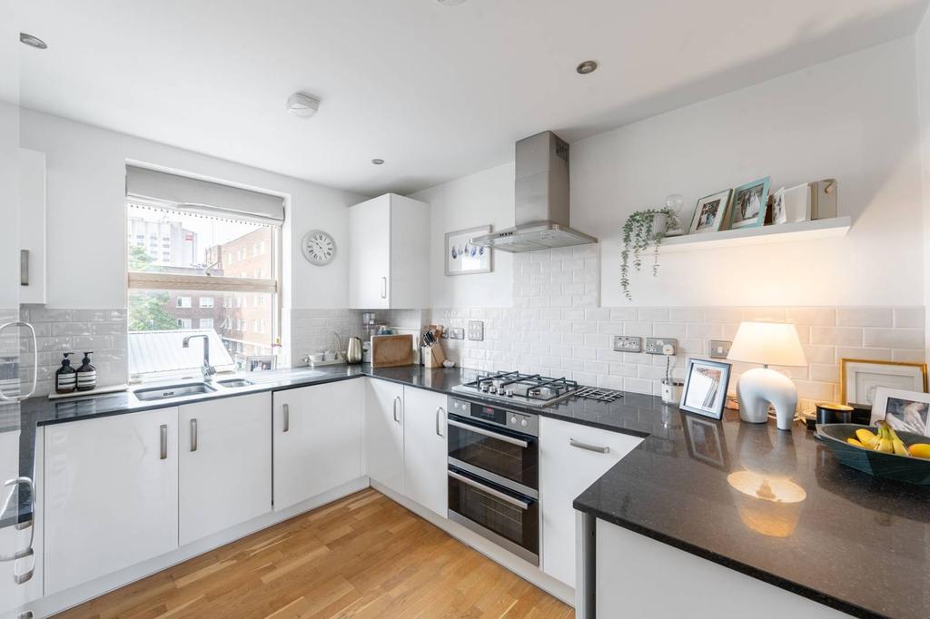 Seagrave Road, Fulham, London, SW6 2 bed flat - £725,000