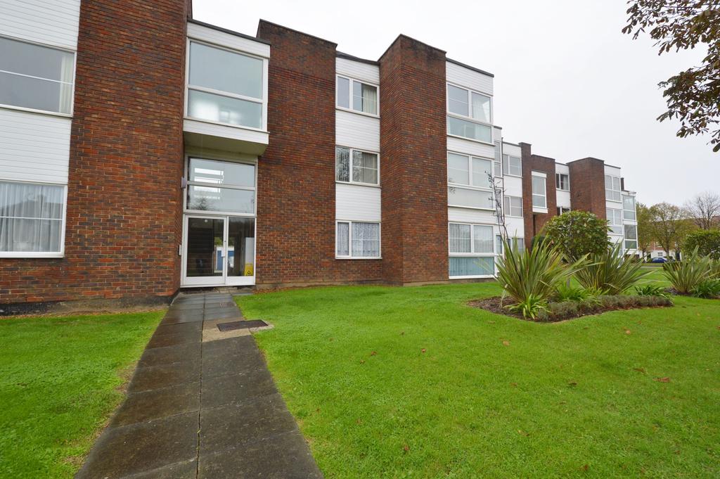 Thorpe Hall Avenue, SouthendOnSea, SS1 2 bed property £1,200 pcm (£