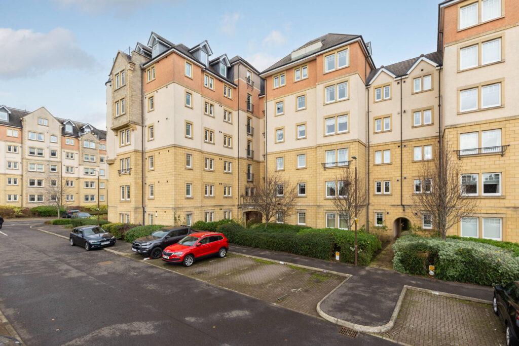 41 Eagles View, Livingston, EH54 8AE 2 bed flat £175,000