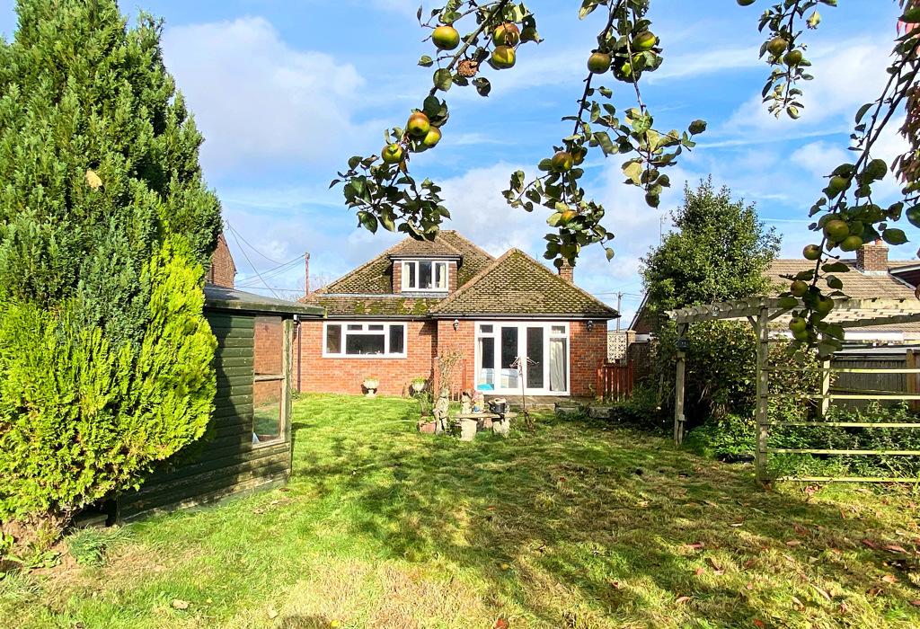 Common Road, Dunstable, Bedfordshire 4 bed detached bungalow for sale