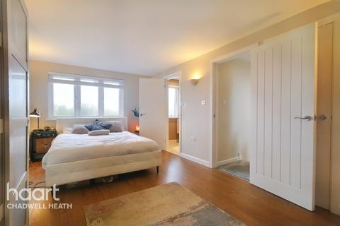 4 bedroom terraced house for sale - Cavalier Close, ROMFORD