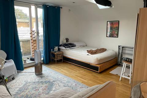 Studio to rent, Woodland Grove, London SE10