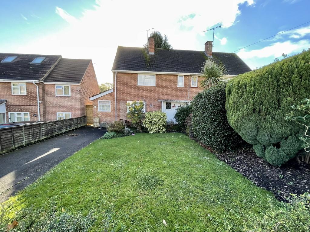 Deerleap Way, Hythe 3 bed semidetached house £1,395 pcm (£322 pw)