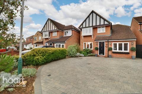 18 Troopers Drive, Romford, RM3 9DE