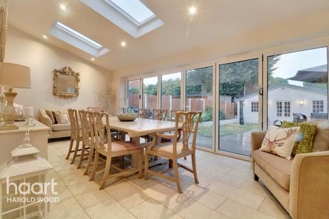 18 Troopers Drive, Romford, RM3 9DE
