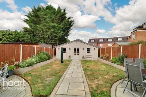 18 Troopers Drive, Romford, RM3 9DE