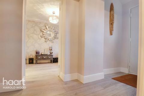 18 Troopers Drive, Romford, RM3 9DE