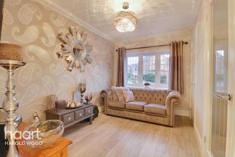 18 Troopers Drive, Romford, RM3 9DE