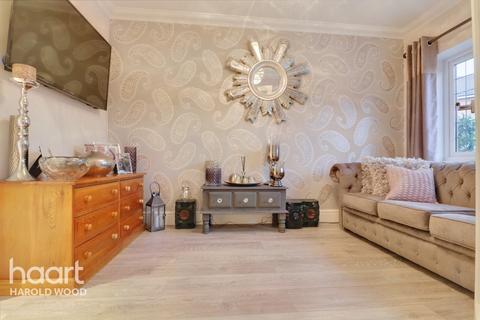 18 Troopers Drive, Romford, RM3 9DE