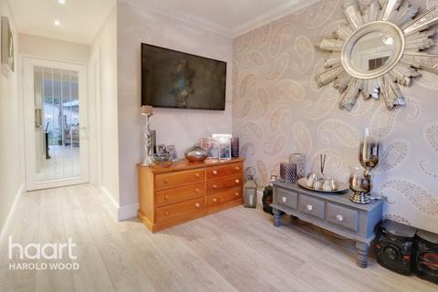 18 Troopers Drive, Romford, RM3 9DE