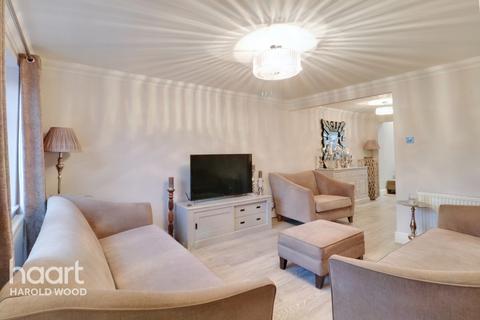 18 Troopers Drive, Romford, RM3 9DE
