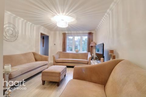 18 Troopers Drive, Romford, RM3 9DE
