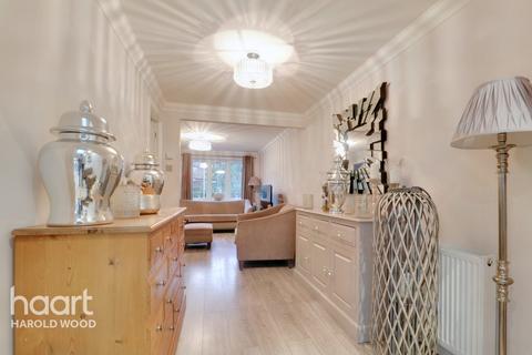 18 Troopers Drive, Romford, RM3 9DE