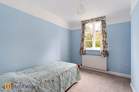 34 Wordsworth Walk, London, NW11 6AU