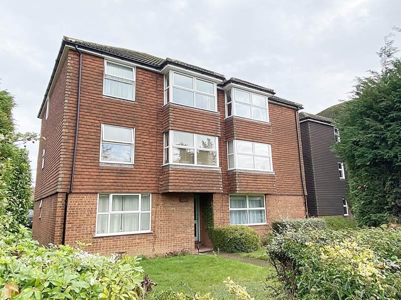 BOURNE END 2 bed flat for sale £265,000