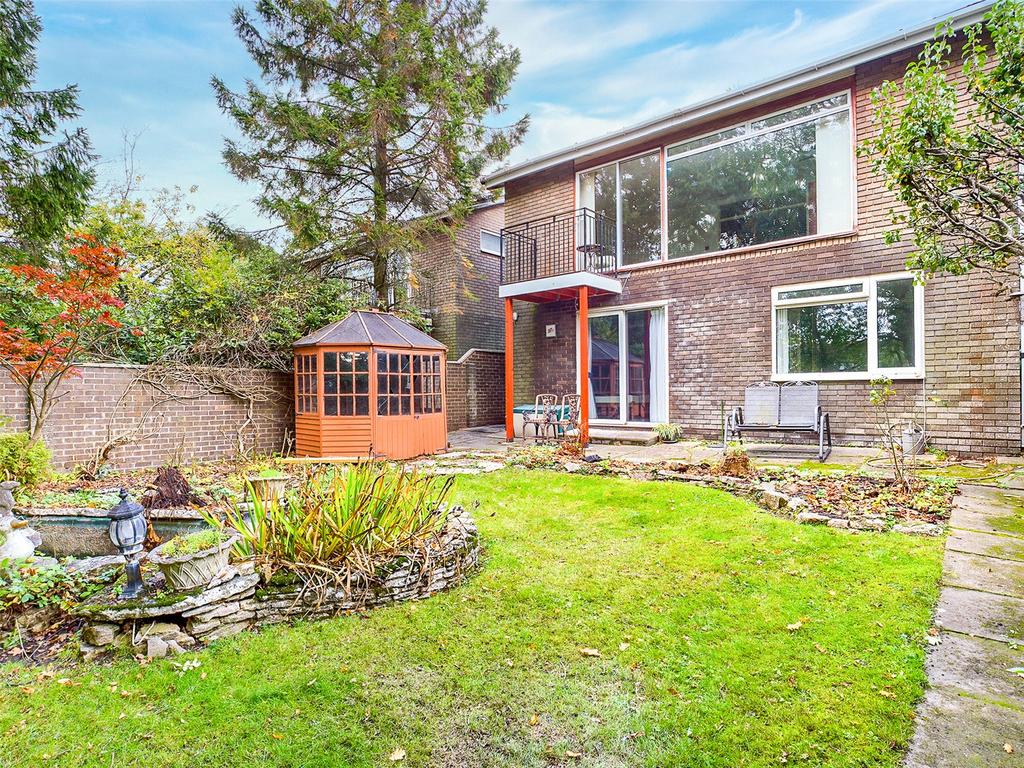 Manning Avenue, Highcliffe, Dorset, BH23 2 bed link detached house £