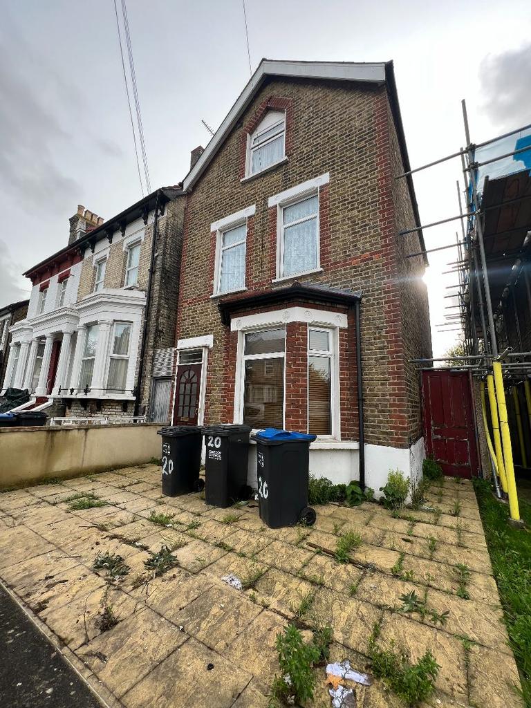 Limes Road, Croydon 4 bed detached house £1,900 pcm (£438 pw)