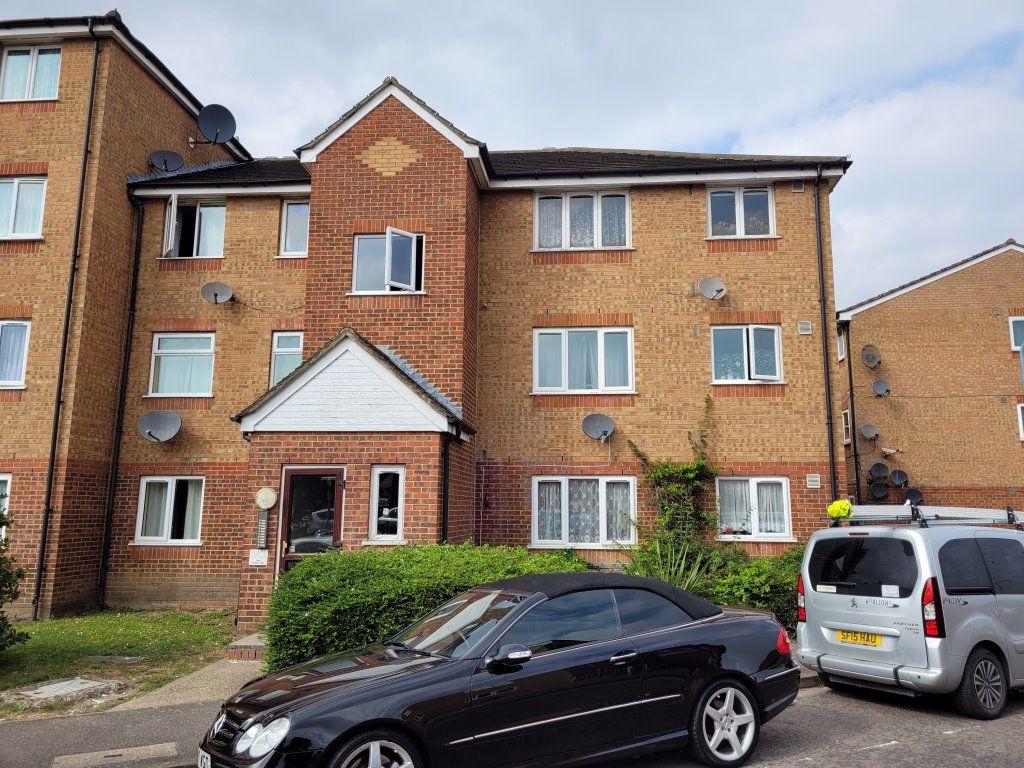 Express Drive, Goodmayes Studio £975 pcm (£225 pw)