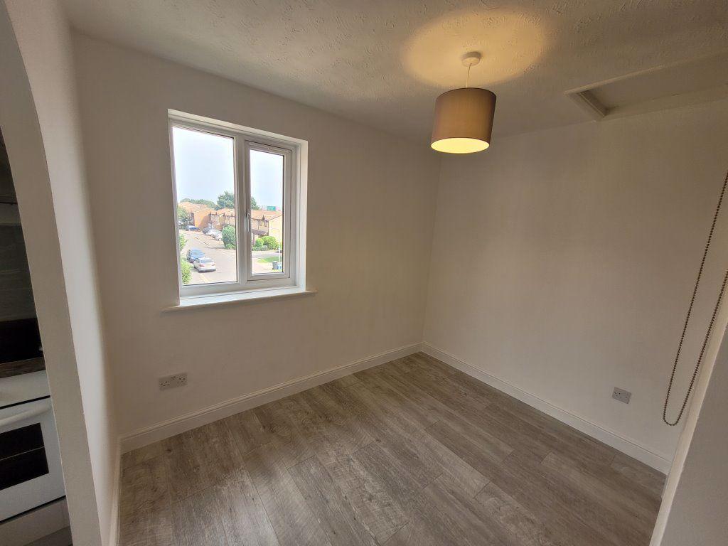 Express Drive, Goodmayes Studio £975 pcm (£225 pw)