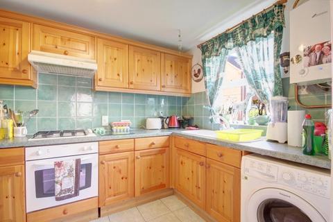 3 bedroom semi-detached house for sale - Clarks Hill Rise, Evesham