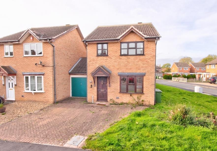 Hazel Avenue Evesham 3 bed link detached house £265,000