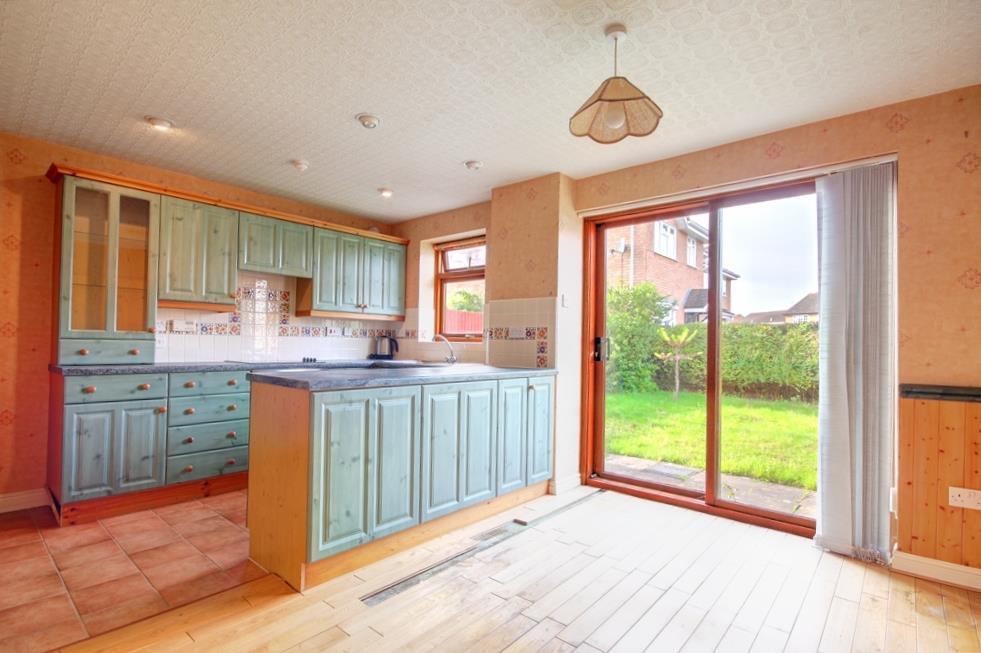 Hazel Avenue Evesham 3 bed link detached house £265,000