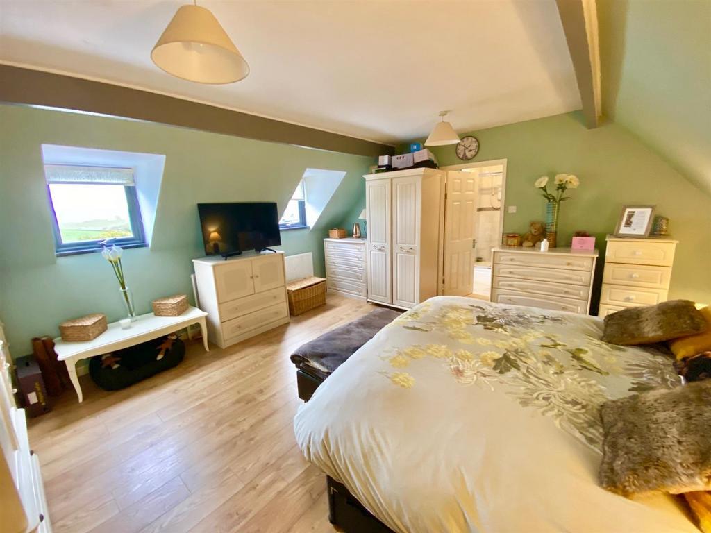 Bedroom 1 (Master):