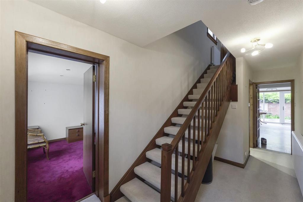 5 Dean Drive, Crossford, KY12 8PF 4 bed detached house £299,950