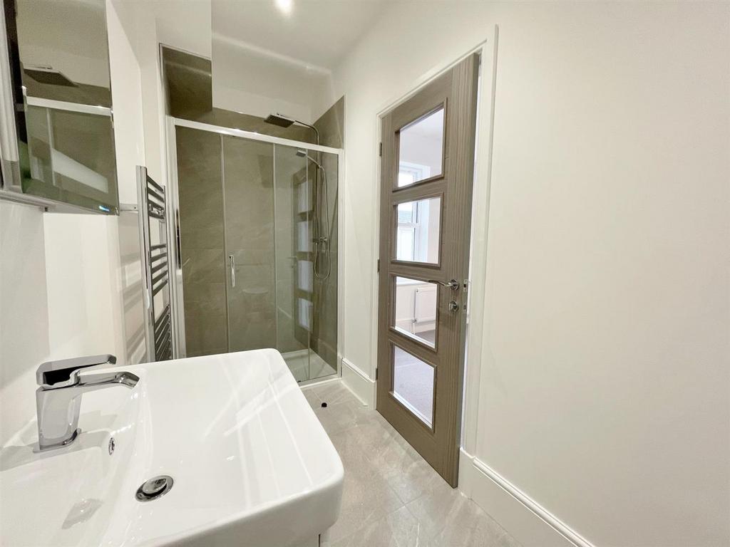 En suite shower room/wc