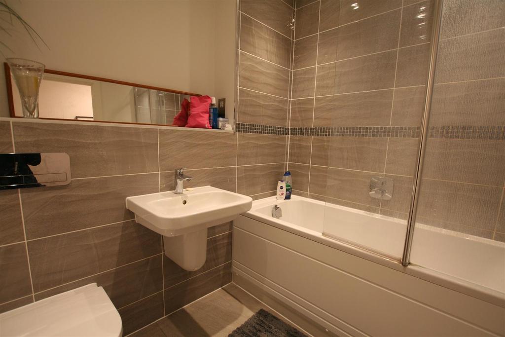 Austincourt,22bathroom.JPG