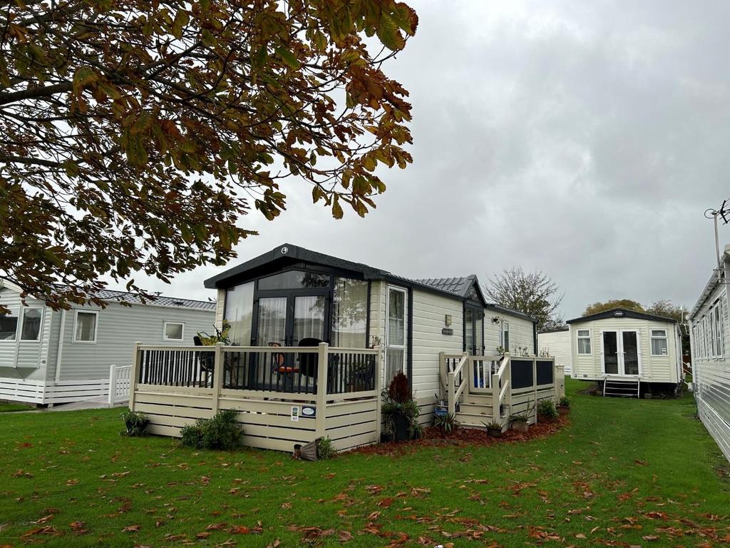 Dymchurch Road, New Romney 2 bed park home for sale £40,000