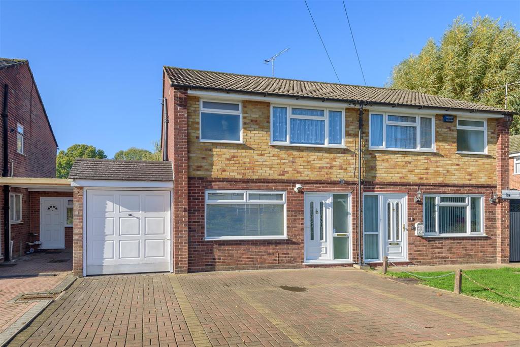Giffard Drive, Farnborough 3 bed semidetached house £450,000