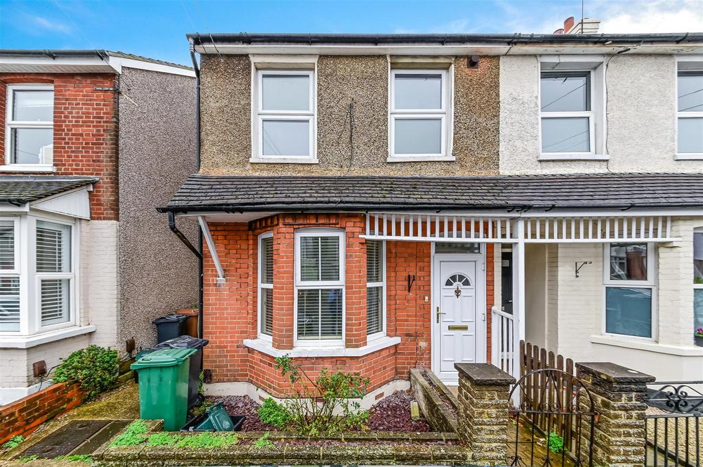 Diceland Road, Banstead 2 bed semidetached house £1,850 pcm (£427 pw)