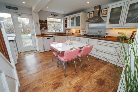 14 Birds Hill, Heath And Reach, Leighton Buzzard, LU7 0AQ