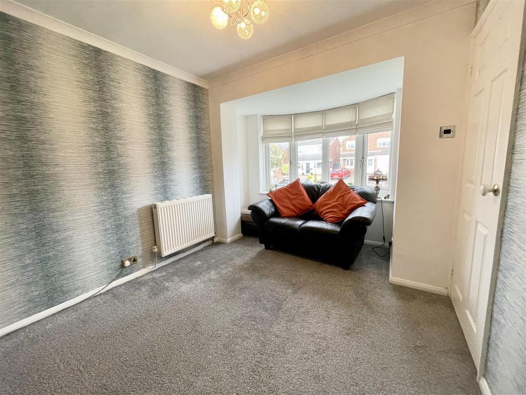 Clyde Avenue, Halesowen 3 bed detached house for sale £300,000