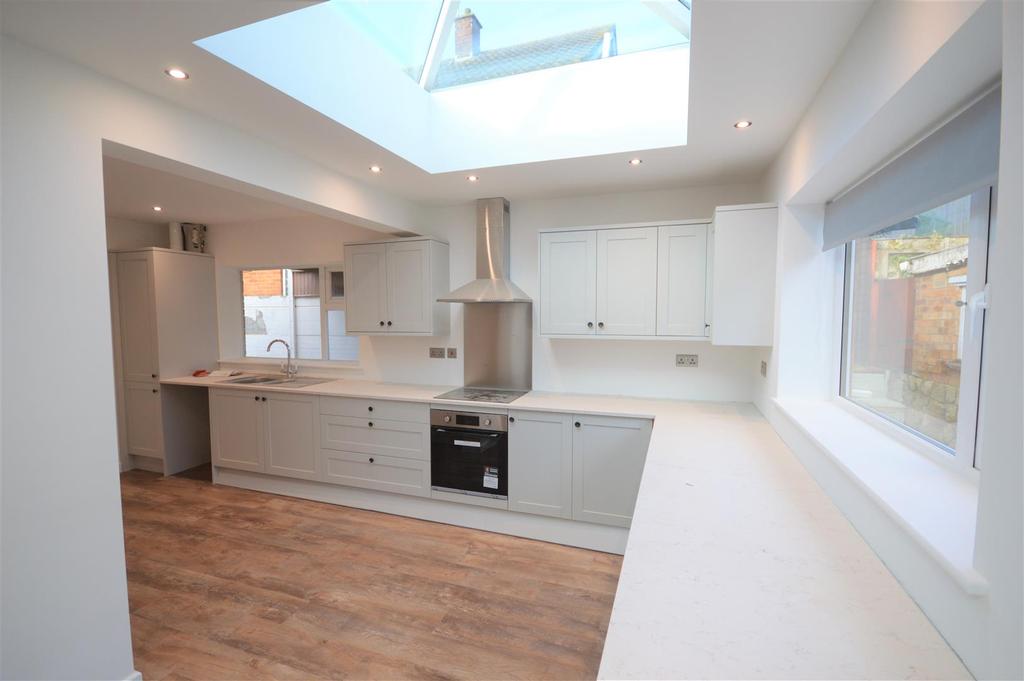 Parkfield Road, Long Buckby 2 bed semidetached bungalow £995 pcm (£