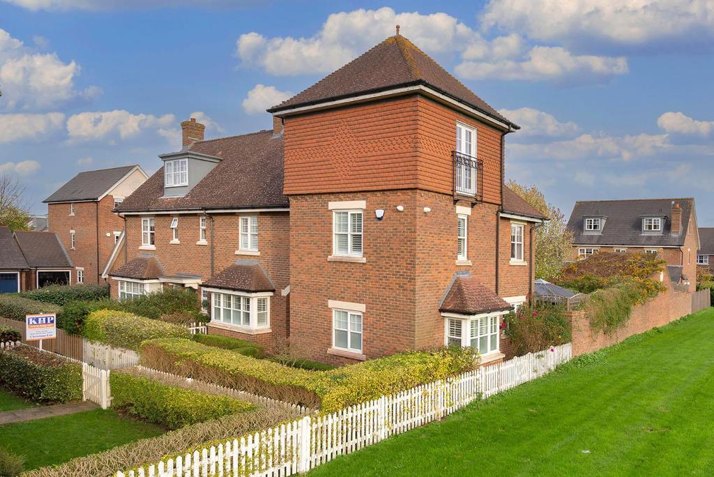 Woodford Grove, Kings Hill 4 bed semidetached house £799,999