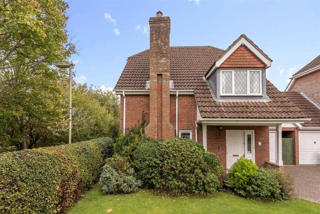Marden Way, Petersfield 3 bed detached house £600,000